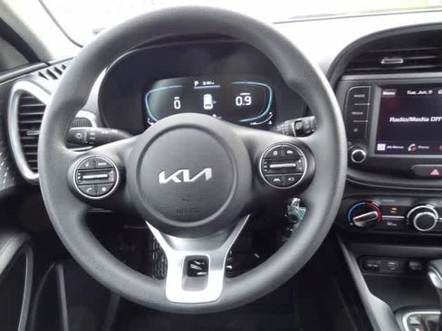 Used 2025 Kia Soul LX w/ LX Technology Package FWD image 11