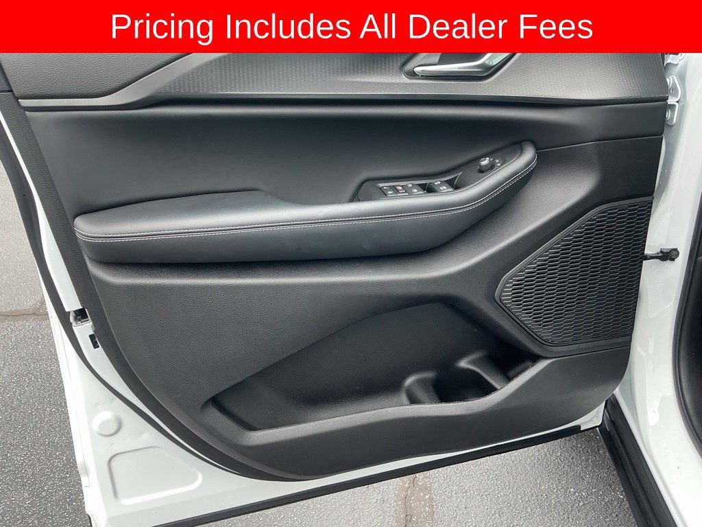 Used 2025 Jeep Grand Cherokee Altitude RWD image 11