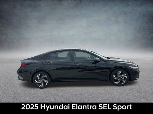 Certified 2025 Hyundai Elantra Sport FWD image 3