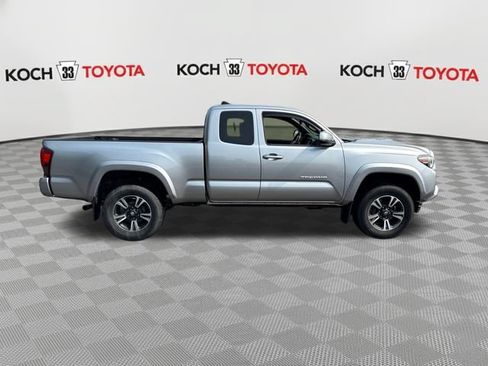 Used 2018 Toyota Tacoma TRD Sport AWD/4WD image 9