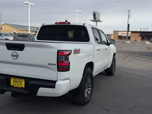 Used 2025 Nissan Frontier SV image 9