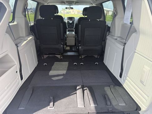 Used 2011 Chrysler Town & Country Touring FWD image 27
