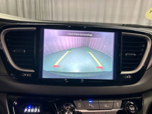 Used 2025 Chrysler Pacifica Select image 18
