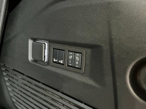 Used 2025 GMC Yukon Denali w/ Sun & Power Step Package AWD/4WD image 29