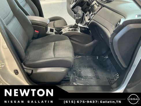 Used 2019 Nissan Rogue SV w/ Sun & Sound Touring Package FWD image 16