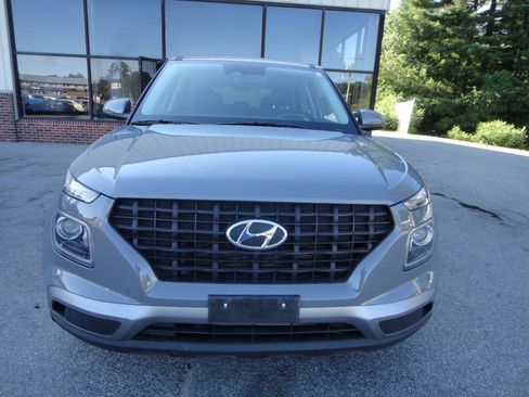 Used 2023 Hyundai Venue SE FWD image 2