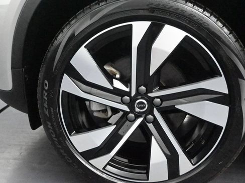 Used 2023 Volvo XC40 B5 Plus AWD/4WD image 11