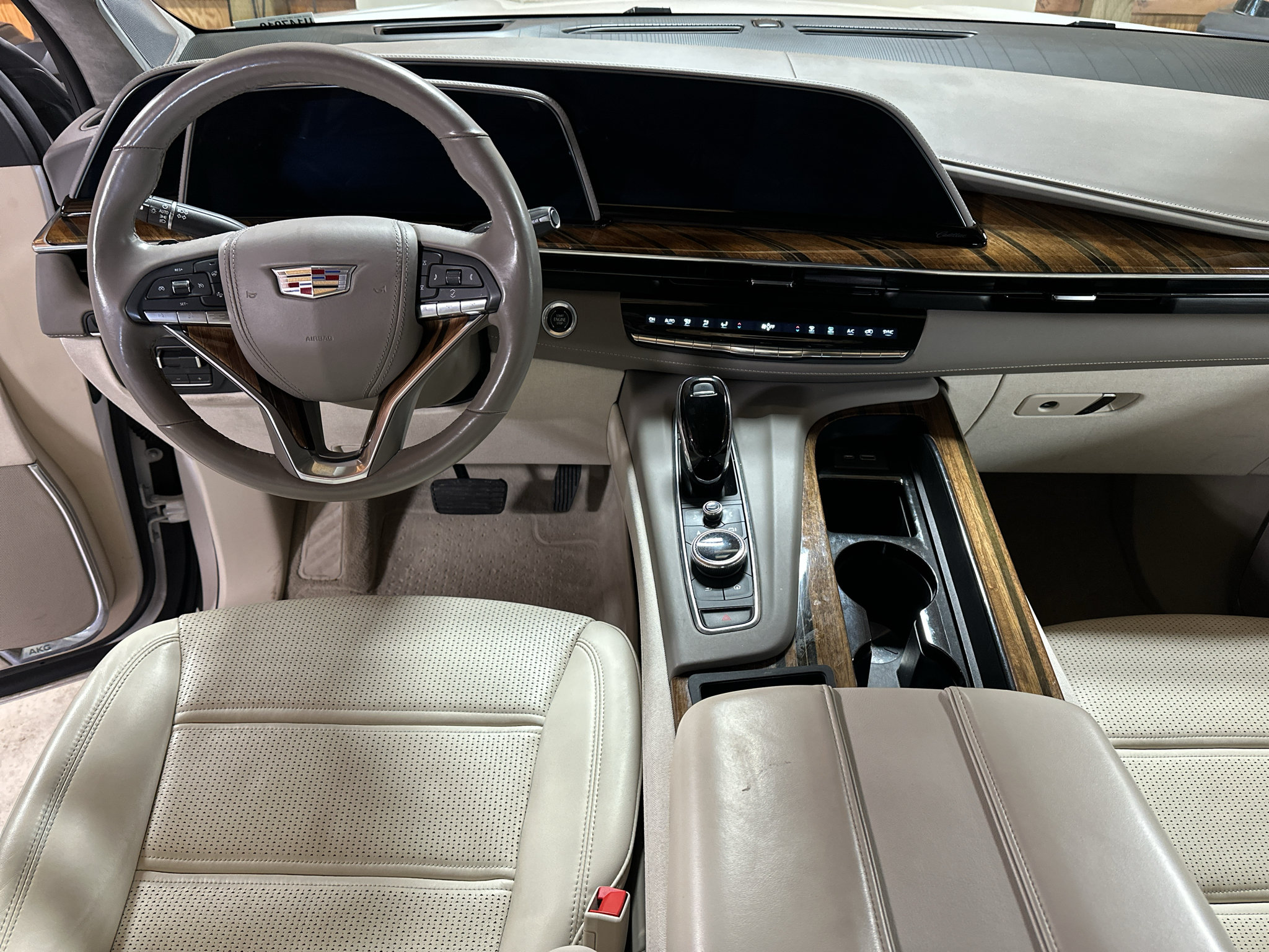 Used 2023 Cadillac Escalade ESV Sport Platinum w/ LPO, ONYX Package AWD/4WD image 21