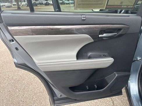 Used 2022 Toyota Highlander Platinum image 23