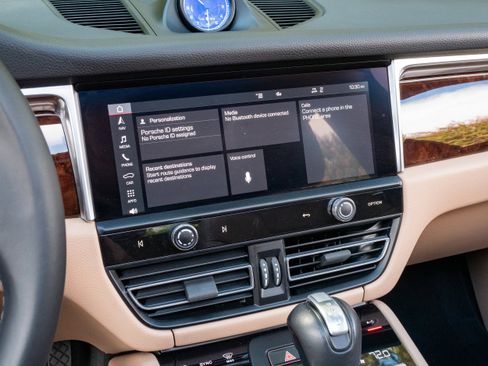 Used 2024 Porsche Macan image 26