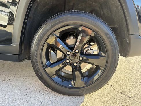 Used 2024 Jeep Grand Cherokee Altitude image 4