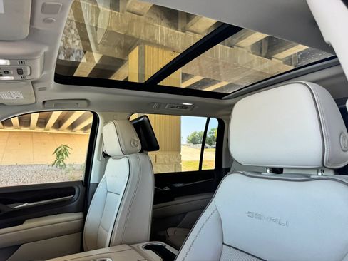 Used 2021 GMC Yukon XL Denali w/ LPO, Illumination Package AWD/4WD image 19