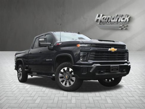 Used 2024 Chevrolet Silverado 2500 Custom w/ Custom Value Package image 2