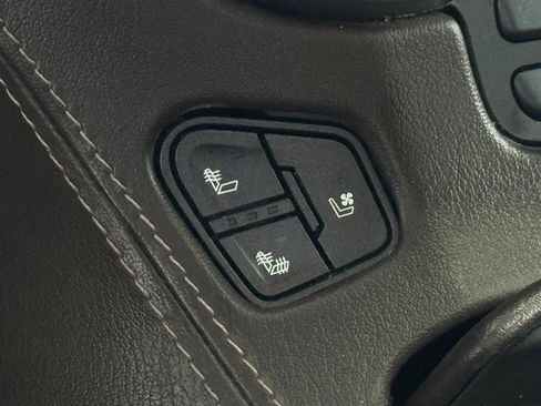 Used 2018 Chevrolet Suburban Premier AWD/4WD image 19