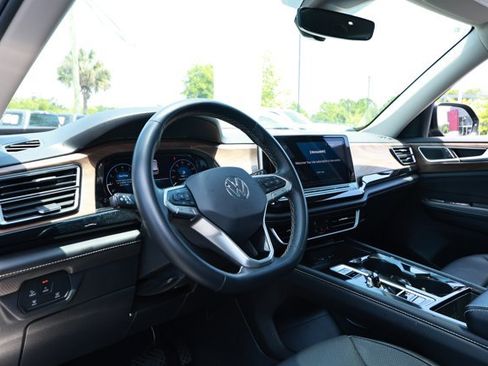 Used 2024 Volkswagen Atlas SE FWD image 25