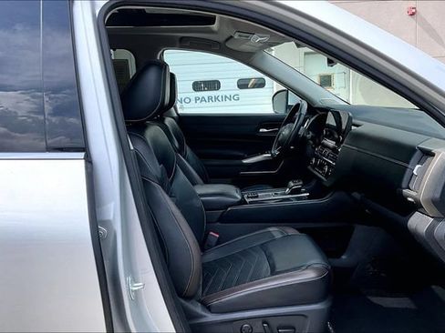Certified 2023 Nissan Pathfinder Platinum w/ Black Appearance Package AWD/4WD image 30
