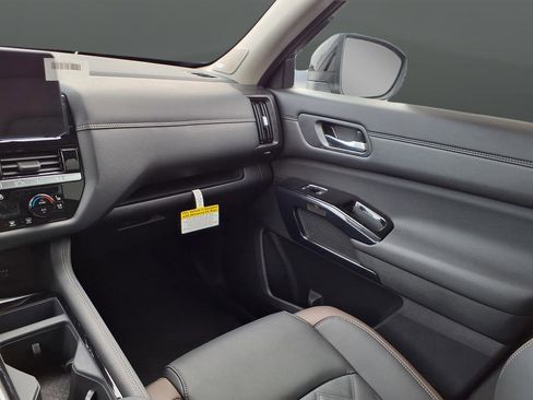 New 2026 Nissan Pathfinder Platinum AWD/4WD image 29