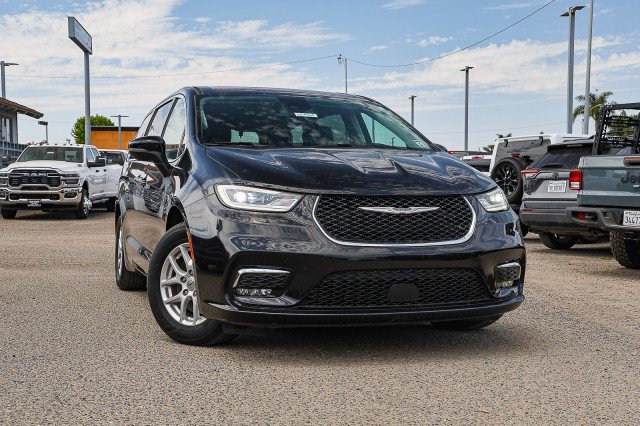 Used 2023 Chrysler Pacifica Touring-L FWD image 1