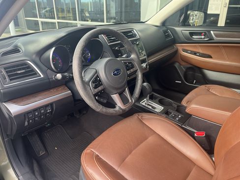 Used 2017 Subaru Outback 2.5i Touring AWD/4WD image 4