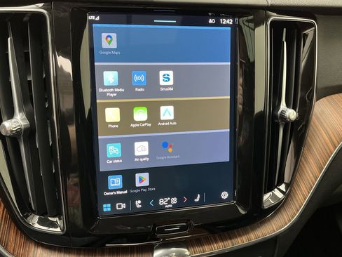 Used 2024 Volvo XC60 B5 Plus image 18