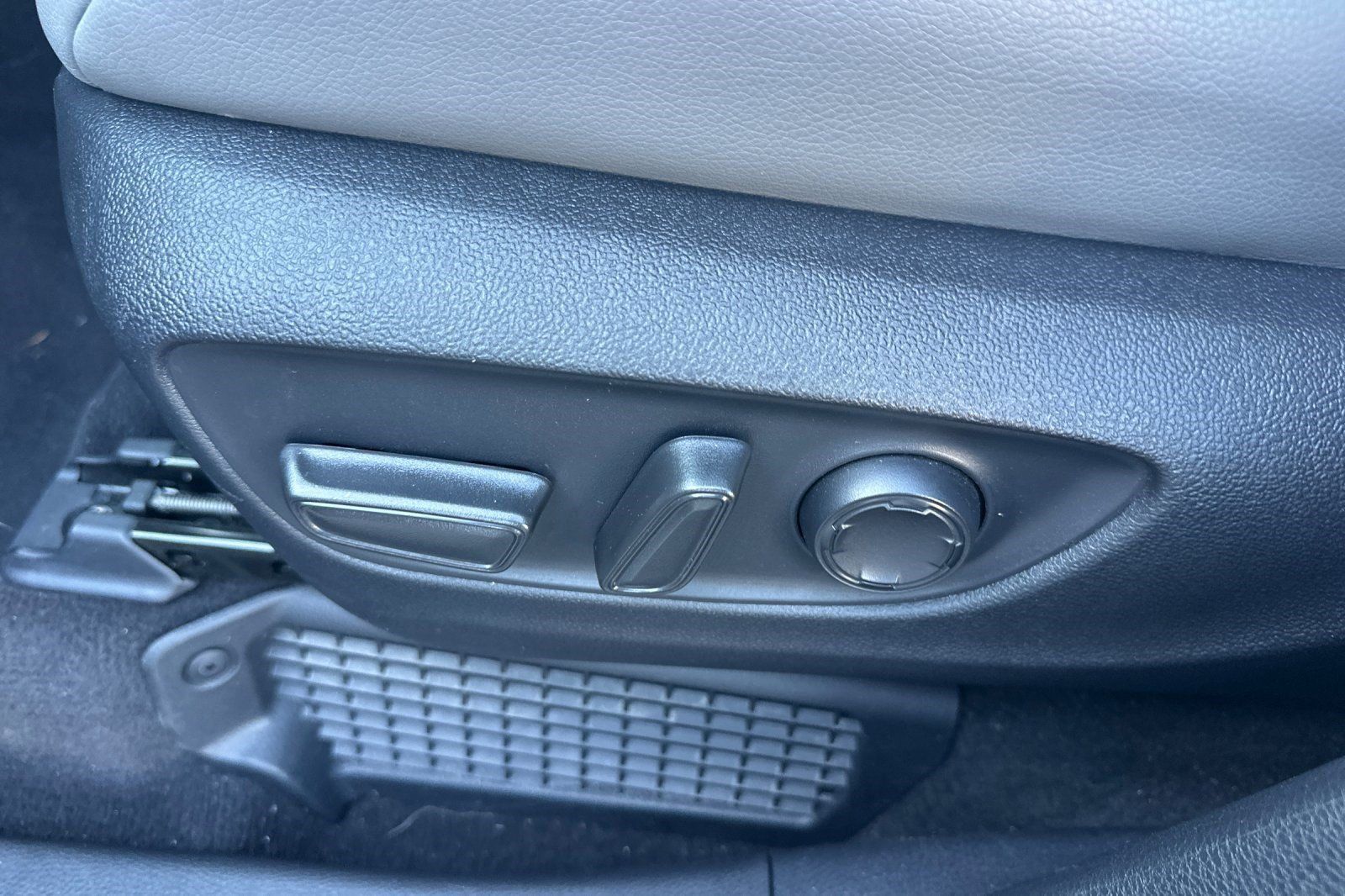 Used 2026 Toyota Sienna XLE FWD image 14