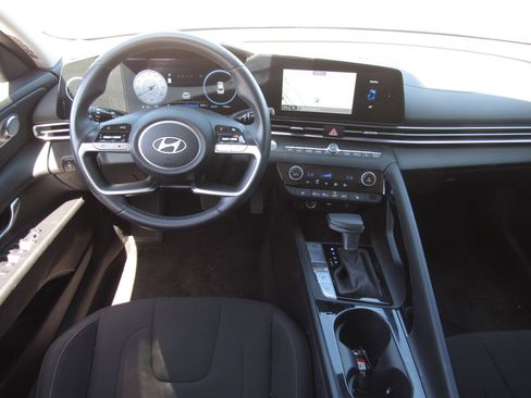 Used 2025 Hyundai Elantra SEL image 16