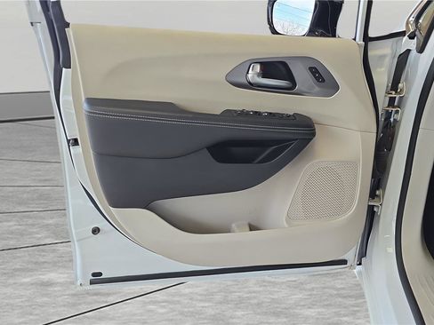 Used 2024 Chrysler Pacifica Touring-L image 12