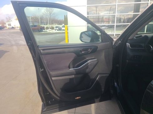 Used 2024 Toyota Highlander LE image 17