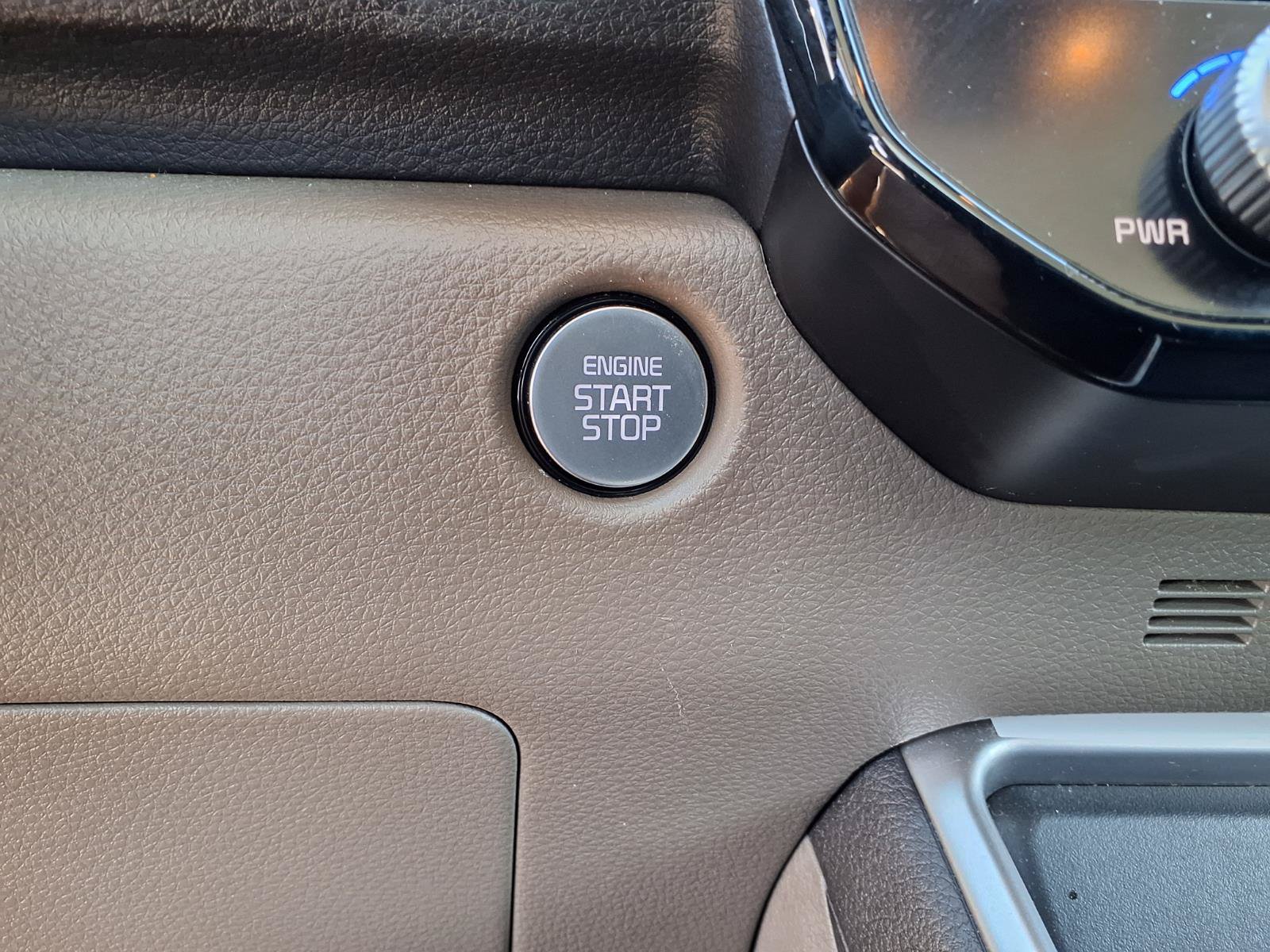 Used 2025 Kia Carnival FWD image 16