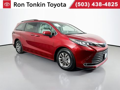 Certified 2023 Toyota Sienna XLE image 1