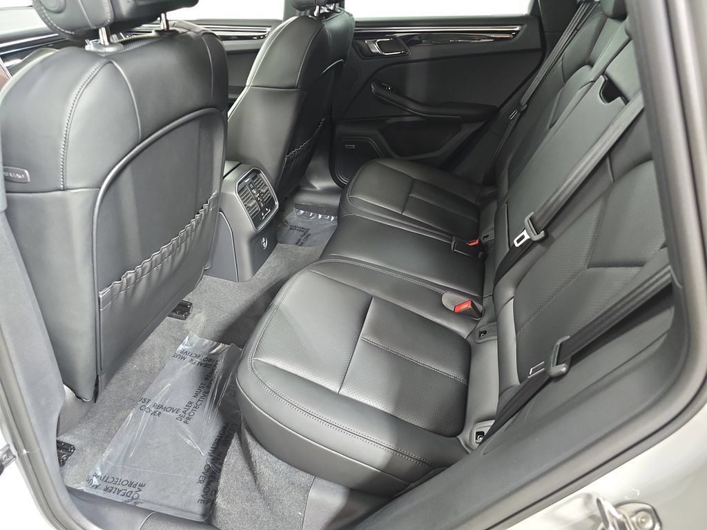Certified 2026 Porsche Macan AWD/4WD image 24