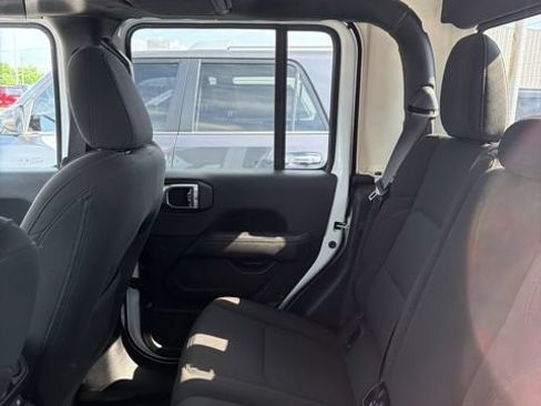 Used 2023 Jeep Gladiator Overland AWD/4WD image 15