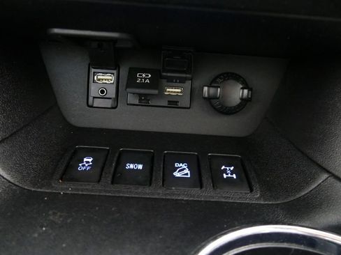 Used 2019 Toyota Highlander XLE AWD/4WD image 15