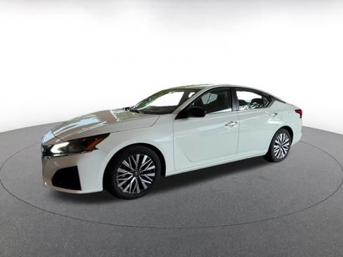 Used 2025 Nissan Altima 2.5 SV FWD image 7