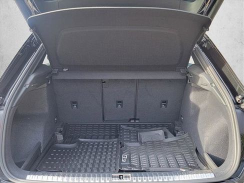 Used 2025 Audi Q3 2.0T Premium w/ Black Optic Sport Package image 7