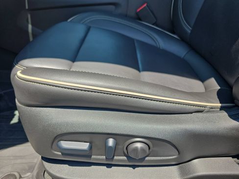 Used 2023 Chevrolet Traverse Premier FWD image 29
