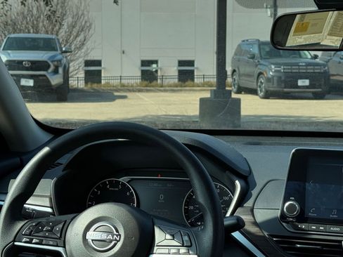 Used 2025 Nissan Altima 2.5 SV image 34