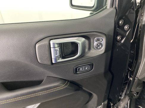 Used 2025 Jeep Wrangler Sahara image 14