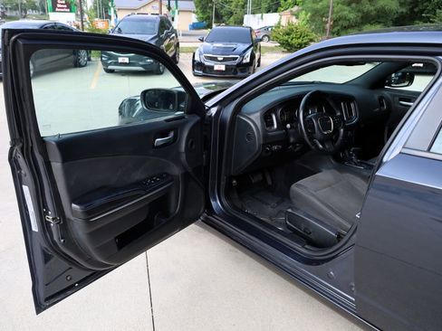 Used 2017 Dodge Charger SE w/ Popular Equipment Group image 9