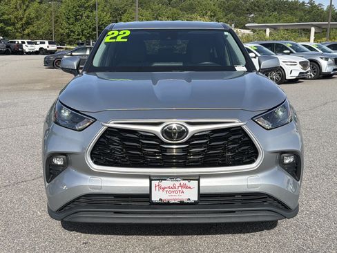 Used 2022 Toyota Highlander LE FWD image 2