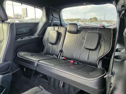 Used 2025 Chrysler Pacifica Limited image 33