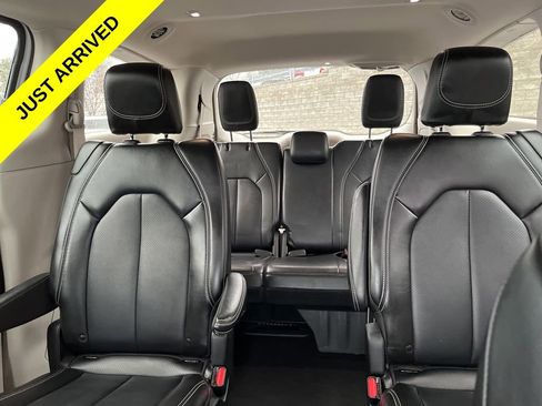Used 2024 Chrysler Pacifica Touring-L image 26