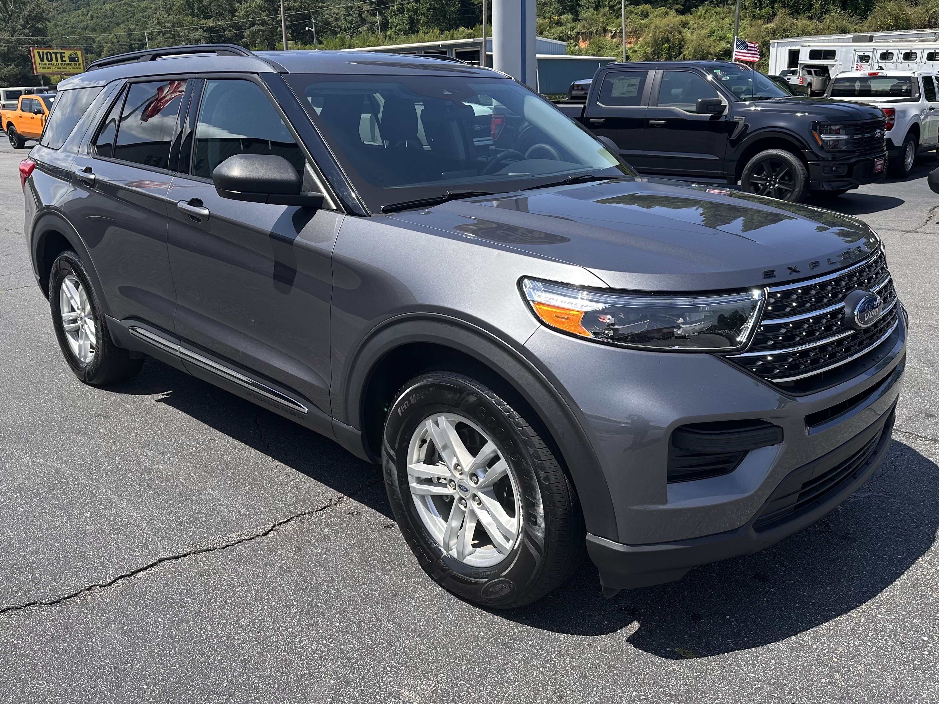 Used 2022 Ford Explorer XLT AWD/4WD image 4