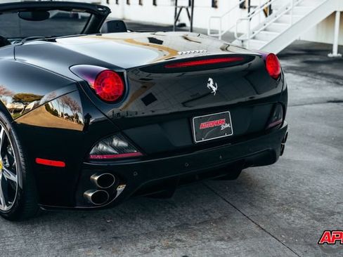 Used 2014 Ferrari California RWD image 36
