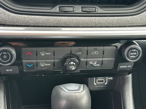 Used 2024 Jeep Compass Latitude image 30