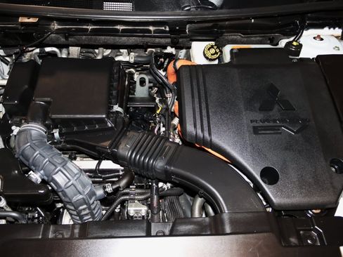 Used 2024 Mitsubishi Outlander 4WD Plug-In Hybrid image 12