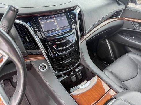 Used 2018 Cadillac Escalade Luxury RWD image 21