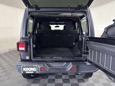 Used 2018 Jeep Wrangler Unlimited Sahara AWD/4WD image 25