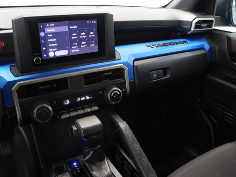 Certified 2025 Toyota Tacoma TRD Off-Road AWD/4WD image 15