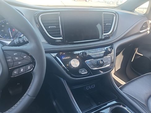 Used 2025 Chrysler Pacifica Limited FWD image 19